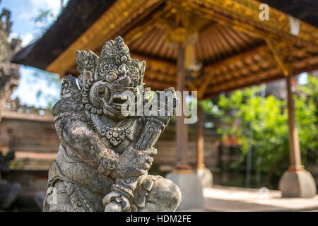 Traditionelle Garde Dämon Statue geschnitzt in dunklem Stein auf der Insel Bali, Indonesien Stockfoto