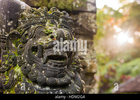 Traditionelle Garde Dämon Statue geschnitzt in dunklem Stein auf der Insel Bali, Indonesien Stockfoto