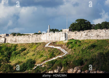 weiße Treppe in einer alten Festung Stockfoto