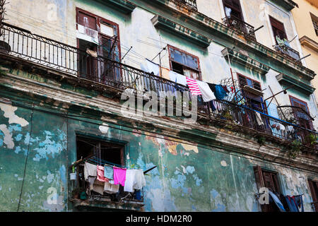 Trocknen von Kleidung auf dem Balkon des alten Gebäudes Stockfoto