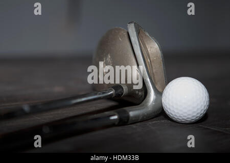 Die alten Vereine mit einem Golfball. Stockfoto