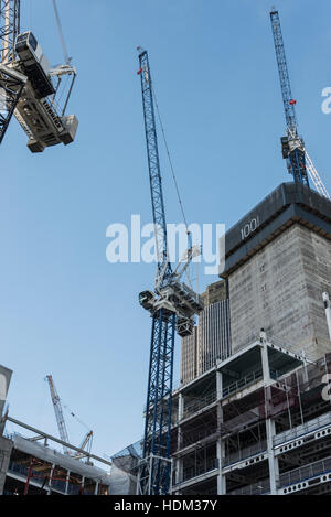 Krane und einem vorgefertigten Hochhaus gebaut in London, EC2 Stockfoto