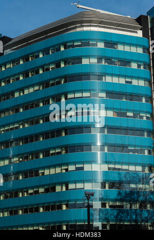 Ein blaues Bürogebäude suchen, wo treffen sich Hounsditch und Aldgate in London Stockfoto