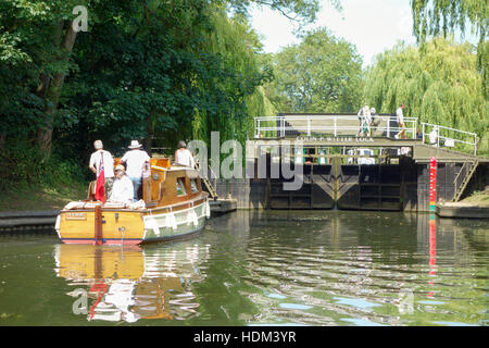 Die Besatzung von einem Kajütboot warten, geben Sie eine Sperre auf dem Fluß Avon in der Nähe von Stratford-upon-Avon, Warwickshire, England, UK Stockfoto