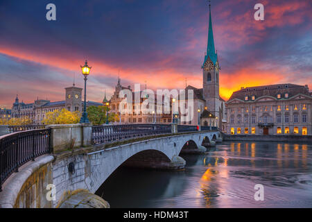 Zürich. Stadtbild Bild von Zürich, Schweiz während der dramatischen Sonnenuntergang. Stockfoto