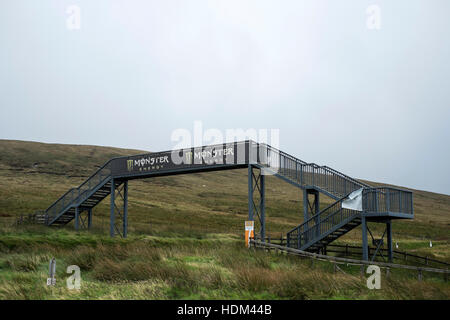 Blick auf Hailwoods Aufstieg und die Monster Energy-Brücke auf die Isle Of Man TT-Kurs Stockfoto