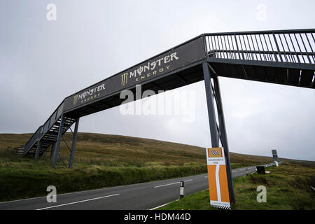 Blick auf Hailwoods Aufstieg und die Monster Energy-Brücke auf die Isle Of Man TT-Kurs Stockfoto