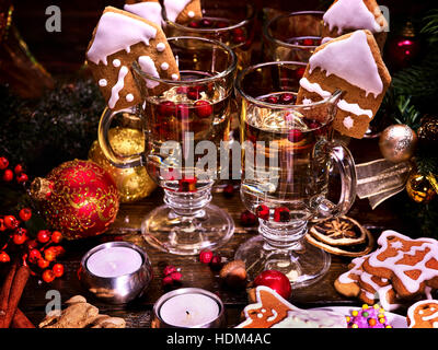 Vier Gläser Glühwein für Familie auf Tisch stehend. Stockfoto