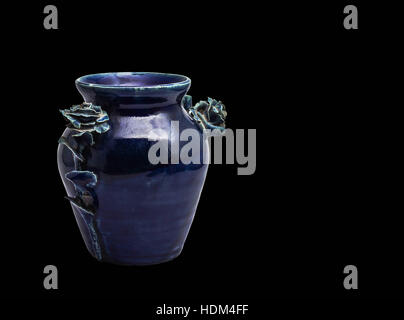 Blaue Vase auf einem schwarzen Hintergrund Stockfoto