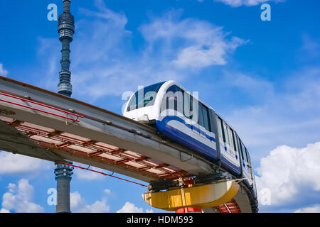 Moskauer Stadtbild. Fernsehturm Ostankino und Monorail-Bahn, Russland, Europa Stockfoto