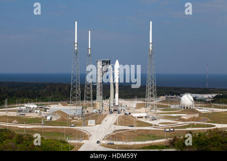 Die United Launch Alliance Atlas V-Rakete mit der NASA geostationären operative Umweltsatellit (GOES-R) an Bord kommt bei der Cape Canaveral Air Force Station Raum starten komplexe 41 18. November 2016 in Cape Canaveral, Florida. Stockfoto