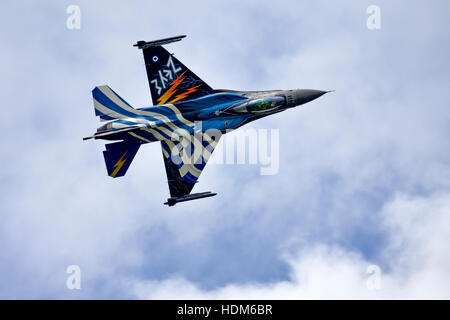 Demo Team Zeus Lockheed Martin F-16 C Fighting Falcon 340/343 Mira, Hellenic Air Force, Souda, beim RIAT 2016, RAF Fairford, Vereinigtes Königreich. Stockfoto