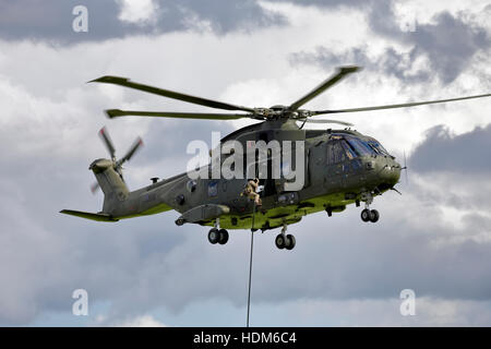 Ein Royal Marine Commando schnell Seile aus einem Hubschrauber der Royal Air Force AgustaWestland Merlin 3 RNAS Yeovilton Air Day 2016. Stockfoto