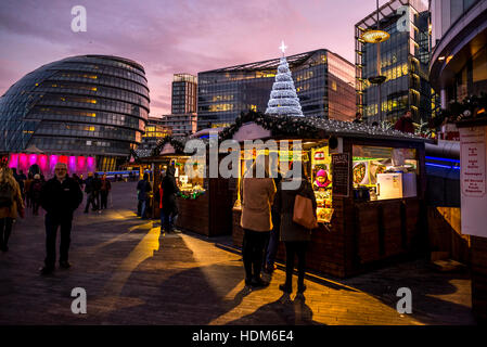 Weihnachtsmarkt am Abend in der Nähe von Rathaus und Thames riverside, London anzeigen Stockfoto