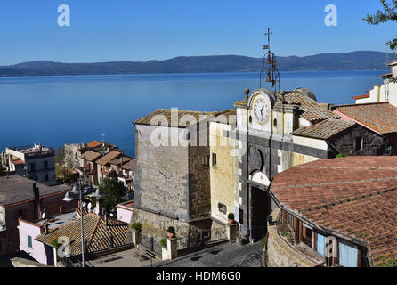 Braccianosee angesehen von Anguillara Sabazia mittelalterlichen Mauern mit alten Uhr Stockfoto