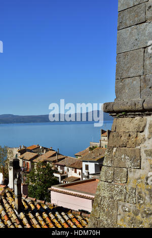 Braccianosee von Anguillara Sabazia mittelalterlichen Mauern gesehen Stockfoto