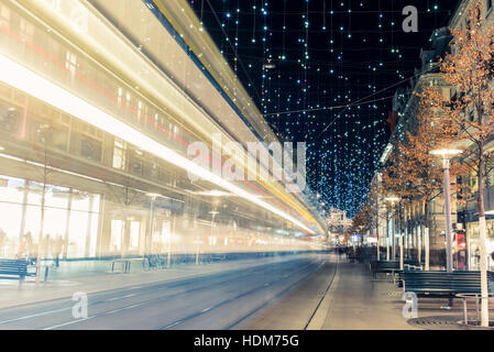 Weihnachts-shopping in der dekorierten Zürich Bahnhofstrasse - 8 Stockfoto