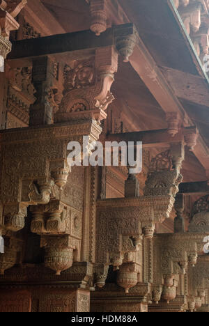 Spalten mit Steinbildhauen in Jahangiri Mahal, Agra Fort, Uttar Pradesh, Indien Stockfoto