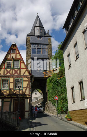 Bacharach, Deutschland - 9. Juli 2011: Mittelalterliches Dorf Bacharach. Traditionelle Frameworks (Fachwerk) Häuser in Straßen der Stadt. Rheintal, Deutschland. Stockfoto
