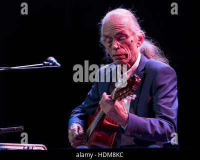 Steve Howe, ehemals Gitarrist mit Ja und Asien, zwei der erfolgreichsten progressive-Rock-Bands der Welt, die Königin in Edinburgh, Schottland Hall live zu spielen.  Mitwirkende: Steve Howe wo: Edinburgh, Vereinigtes Königreich bei: 15. Oktober 2016 Stockfoto