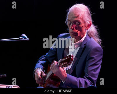 Steve Howe, ehemals Gitarrist mit Ja und Asien, zwei der erfolgreichsten progressive-Rock-Bands der Welt, die Königin in Edinburgh, Schottland Hall live zu spielen.  Mitwirkende: Steve Howe wo: Edinburgh, Vereinigtes Königreich bei: 15. Oktober 2016 Stockfoto