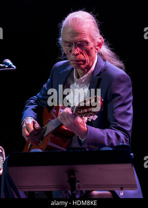 Steve Howe, ehemals Gitarrist mit Ja und Asien, zwei der erfolgreichsten progressive-Rock-Bands der Welt, die Königin in Edinburgh, Schottland Hall live zu spielen.  Mitwirkende: Steve Howe wo: Edinburgh, Vereinigtes Königreich bei: 15. Oktober 2016 Stockfoto