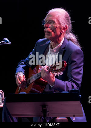 Steve Howe, ehemals Gitarrist mit Ja und Asien, zwei der erfolgreichsten progressive-Rock-Bands der Welt, die Königin in Edinburgh, Schottland Hall live zu spielen.  Mitwirkende: Steve Howe wo: Edinburgh, Vereinigtes Königreich bei: 15. Oktober 2016 Stockfoto