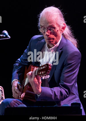 Steve Howe, ehemals Gitarrist mit Ja und Asien, zwei der erfolgreichsten progressive-Rock-Bands der Welt, die Königin in Edinburgh, Schottland Hall live zu spielen.  Mitwirkende: Steve Howe wo: Edinburgh, Vereinigtes Königreich bei: 15. Oktober 2016 Stockfoto