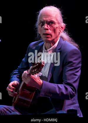 Steve Howe, ehemals Gitarrist mit Ja und Asien, zwei der erfolgreichsten progressive-Rock-Bands der Welt, die Königin in Edinburgh, Schottland Hall live zu spielen.  Mitwirkende: Steve Howe wo: Edinburgh, Vereinigtes Königreich bei: 15. Oktober 2016 Stockfoto