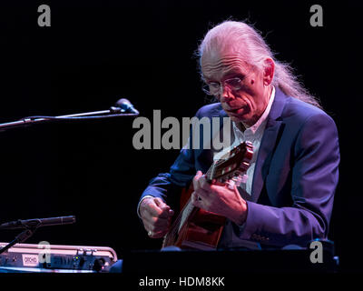 Steve Howe, ehemals Gitarrist mit Ja und Asien, zwei der erfolgreichsten progressive-Rock-Bands der Welt, die Königin in Edinburgh, Schottland Hall live zu spielen.  Mitwirkende: Steve Howe wo: Edinburgh, Vereinigtes Königreich bei: 15. Oktober 2016 Stockfoto