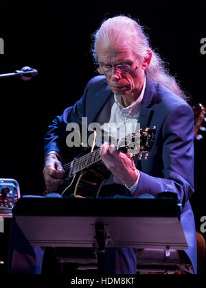 Steve Howe, ehemals Gitarrist mit Ja und Asien, zwei der erfolgreichsten progressive-Rock-Bands der Welt, die Königin in Edinburgh, Schottland Hall live zu spielen.  Mitwirkende: Steve Howe wo: Edinburgh, Vereinigtes Königreich bei: 15. Oktober 2016 Stockfoto