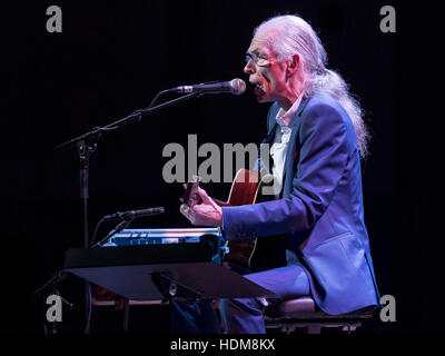 Steve Howe, ehemals Gitarrist mit Ja und Asien, zwei der erfolgreichsten progressive-Rock-Bands der Welt, die Königin in Edinburgh, Schottland Hall live zu spielen.  Mitwirkende: Steve Howe wo: Edinburgh, Vereinigtes Königreich bei: 15. Oktober 2016 Stockfoto