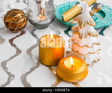 Festliche Kerzen und Ornamente für Weihnachten Tischdekoration Einstellung Stockfoto