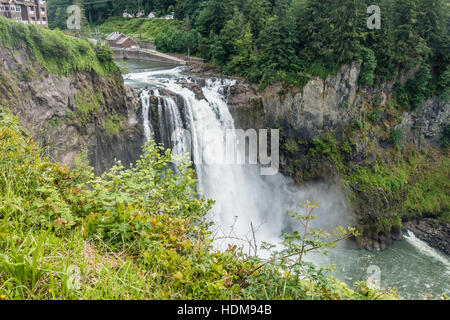 Wasser explodiert in einem Wasserfall in Snoqualmie, Washington. Stockfoto