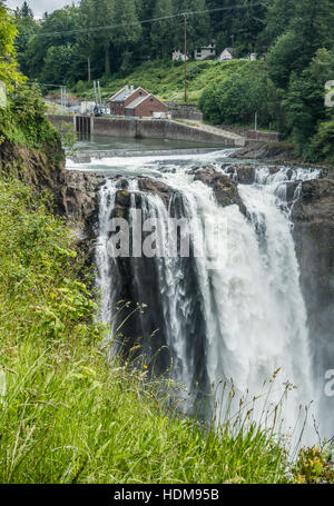 Wasser explodiert in einem Wasserfall in Snoqualmie, Washington. Stockfoto