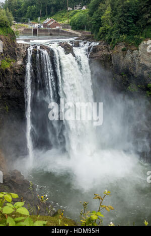 Wasser explodiert in einem Wasserfall in Snoqualmie, Washington. Stockfoto