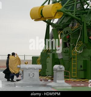 Eine russisch-orthodoxe Priester segnet die Sojus MS-03 Raumschiff Rakete auf der Startrampe Kosmodrom Baikonur in Vorbereitung auf die NASA International Space Station Expedition 50 Mission Start 16. November 2016 in Baikonur, Kasachstan. Stockfoto