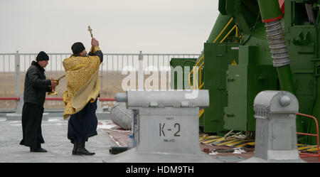 Eine russisch-orthodoxe Priester segnet die Sojus MS-03 Raumschiff Rakete auf der Startrampe Kosmodrom Baikonur in Vorbereitung auf die NASA International Space Station Expedition 50 Mission Start 16. November 2016 in Baikonur, Kasachstan. Stockfoto