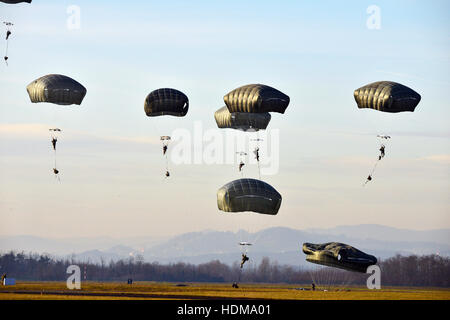 US-Fallschirmjäger Soldaten mit dem Fallschirm von Lockheed C-130 Herkules Transportflugzeug während Übung Berg Schock bei der Cerkljansko Drop-Zone 1. Dezember 2016 in Cerkljansko Ob Krki, Slowenien. Stockfoto