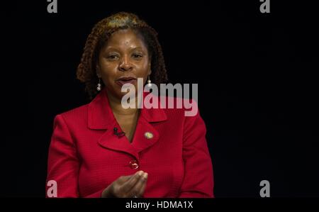 NASA Langley Research Center Systems Engineer Julie Williams-Byrd bespricht die Geschichte der menschlichen Computer bei einem Digital Learning Network-Event im Langley Research Center 1. Dezember 2016 in Hampton, Virginia. Stockfoto