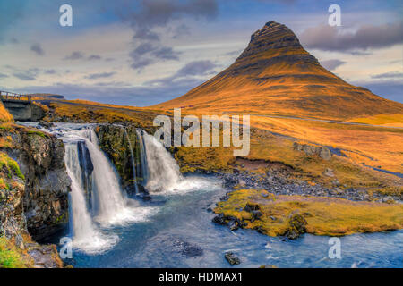 Mt Kirkjufel und Kirkjufelsfoss Wasserfall in der Nähe von Grundarfjordur im Nordwesten Islands, Europa. Stockfoto