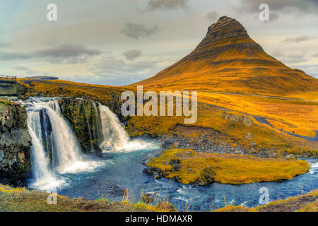 Mt Kirkjufel und Kirkjufelsfoss Wasserfall in der Nähe von Grundarfjordur im Nordwesten Islands, Europa. Stockfoto