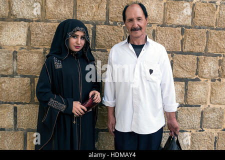 Vater und Tochter posieren für ein Foto in Shiraz, Provinz Fars, Iran Stockfoto