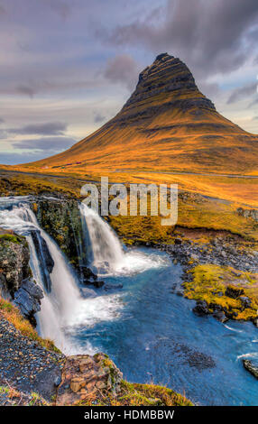 Mt Kirkjufel und Kirkjufelsfoss Wasserfall in der Nähe von Grundarfjordur im Nordwesten Islands, Europa. Stockfoto