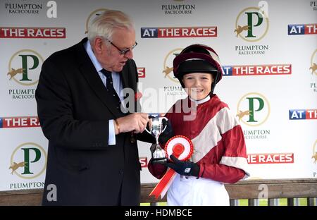 Im Bild heute Nachmittag - 17/10/16 vergessen das Grand National – das größte Pferderennen Ereignis auf dem Kalender in Sussex spielte junior Jockeys racing 'Moorcroft Rennpferd Wohlfahrt Zentrum Shetlandpony Gold Cup"in Plumpton Racecourse, in der Nähe Stockfoto