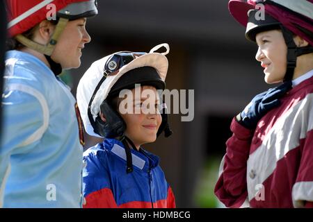 Im Bild heute Nachmittag - 17/10/16 vergessen das Grand National – das größte Pferderennen Ereignis auf dem Kalender in Sussex spielte junior Jockeys racing 'Moorcroft Rennpferd Wohlfahrt Zentrum Shetlandpony Gold Cup"in Plumpton Racecourse, in der Nähe Stockfoto