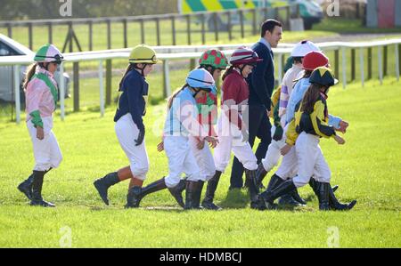 Im Bild heute Nachmittag - 17/10/16 vergessen das Grand National – das größte Pferderennen Ereignis auf dem Kalender in Sussex spielte junior Jockeys racing 'Moorcroft Rennpferd Wohlfahrt Zentrum Shetlandpony Gold Cup"in Plumpton Racecourse, in der Nähe Stockfoto