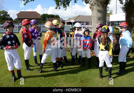 Im Bild heute Nachmittag - 17/10/16 vergessen das Grand National – das größte Pferderennen Ereignis auf dem Kalender in Sussex spielte junior Jockeys racing 'Moorcroft Rennpferd Wohlfahrt Zentrum Shetlandpony Gold Cup"in Plumpton Racecourse, in der Nähe Stockfoto