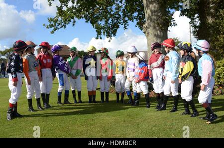 Im Bild heute Nachmittag - 17/10/16 vergessen das Grand National – das größte Pferderennen Ereignis auf dem Kalender in Sussex spielte junior Jockeys racing 'Moorcroft Rennpferd Wohlfahrt Zentrum Shetlandpony Gold Cup"in Plumpton Racecourse, in der Nähe Stockfoto