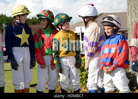 Im Bild heute Nachmittag - 17/10/16 vergessen das Grand National – das größte Pferderennen Ereignis auf dem Kalender in Sussex spielte junior Jockeys racing 'Moorcroft Rennpferd Wohlfahrt Zentrum Shetlandpony Gold Cup"in Plumpton Racecourse, in der Nähe Stockfoto